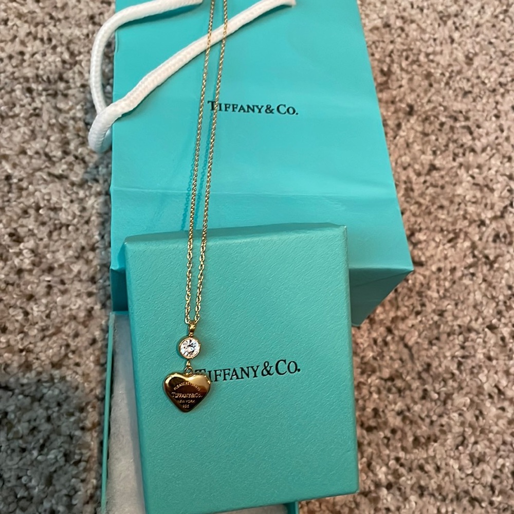 NWT gold necklace 😍😍